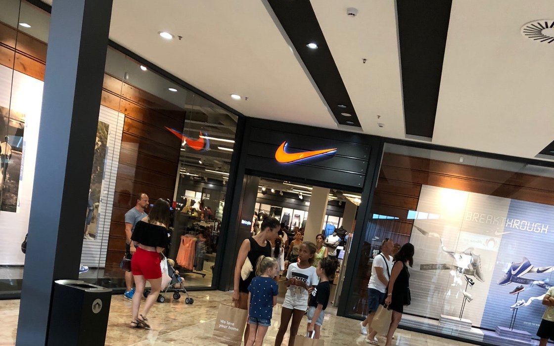 Pensativo siga adelante Todo el tiempo Nike Store La Jonquera: dirección, 🛒 opiniones de clientes, horarios y  número de teléfono (Tiendas en Cataluña) | Nicelocal.es