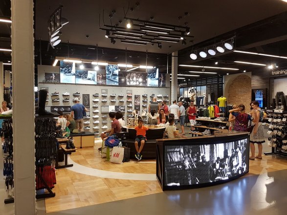 Seguid así tema girar Adidas Store Barcelona - Paseo de Gracia – Shop in Barcelona, 61 reviews,  prices – Nicelocal